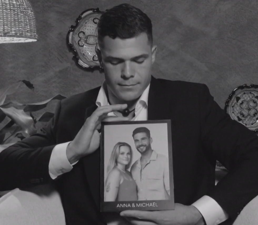 F\u00e9lix, \u00e0 Occupation Double, tient la photo d'Anna et Micha\u00ebl sans ses mains en vue de les \u00e9liminer.