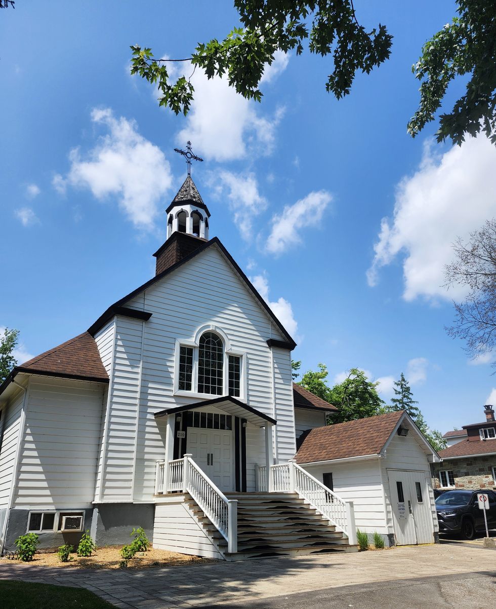 Fa\u00e7ade de l'\u00c9glise Sainte-Fran\u00e7oise-Cabrini.