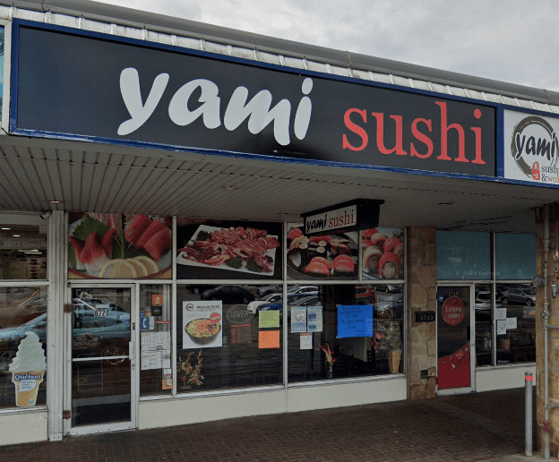 Fa\u00e7ade du restaurant Yami Sushi \u00e0 Montr\u00e9al.