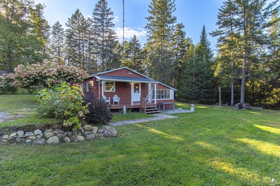 Fa\u00e7ade en bois d'une maison de plain-pied \u00e0 vendre au Qu\u00e9bec.