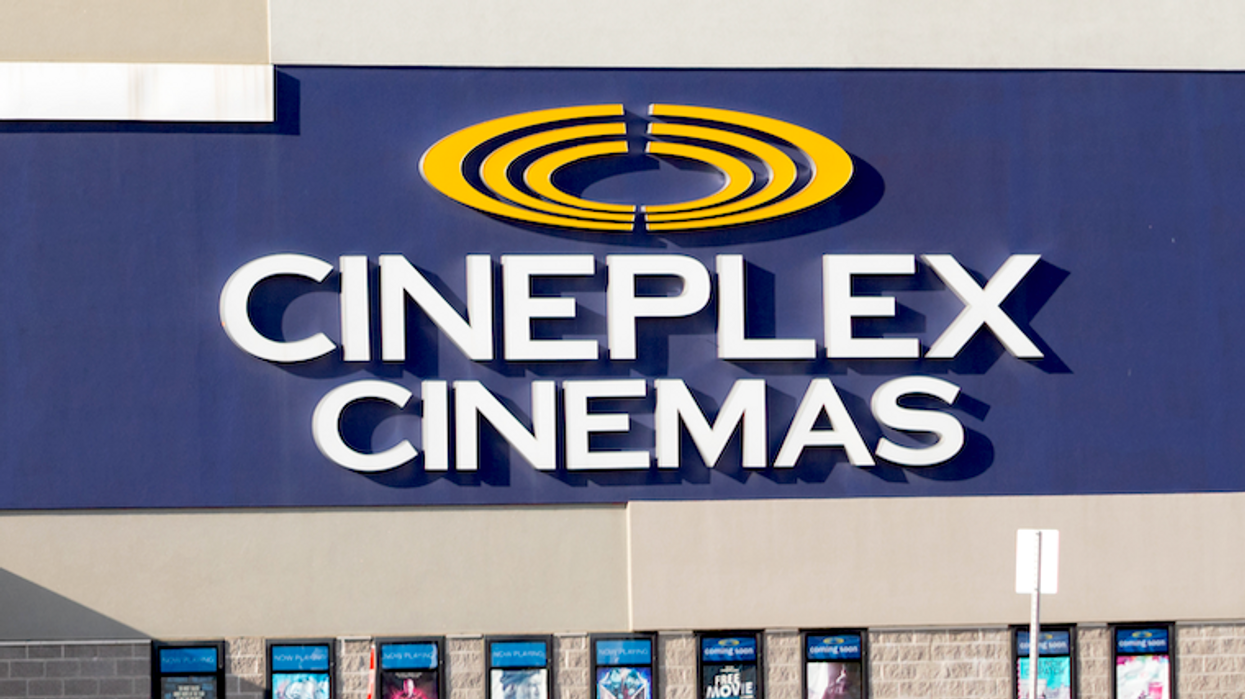Façade d'un bâtiment Cineplex vue du parking.