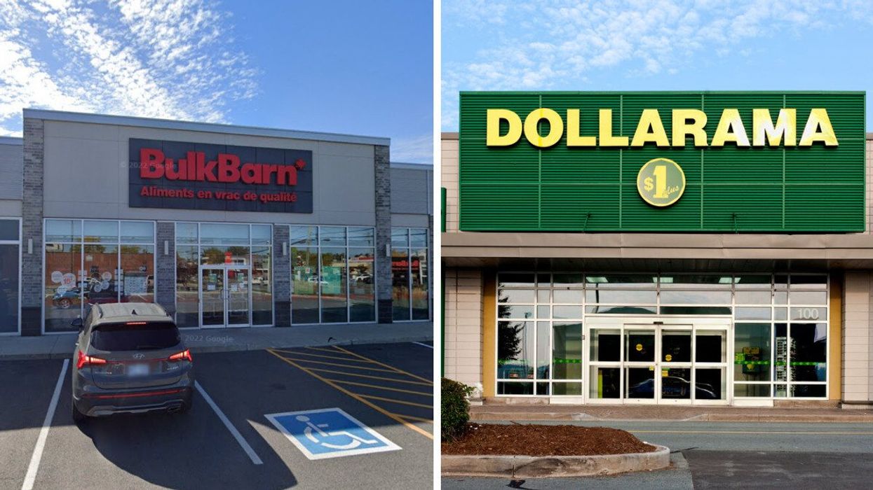 Façade du Bulk Barn. Droite : Façade du Dollarama.