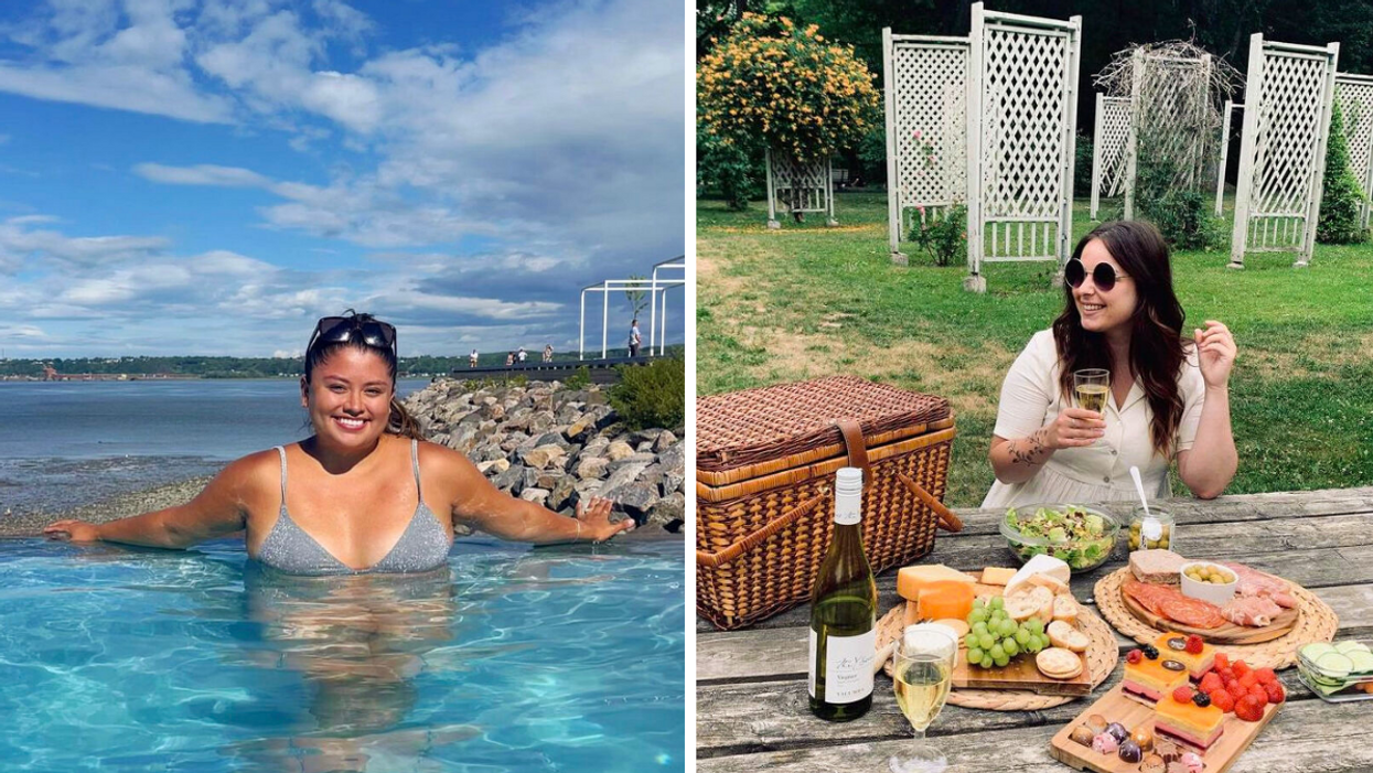 Femme dans la piscine de la Station de la Plage. Femme au Bois-du-Coulonge.