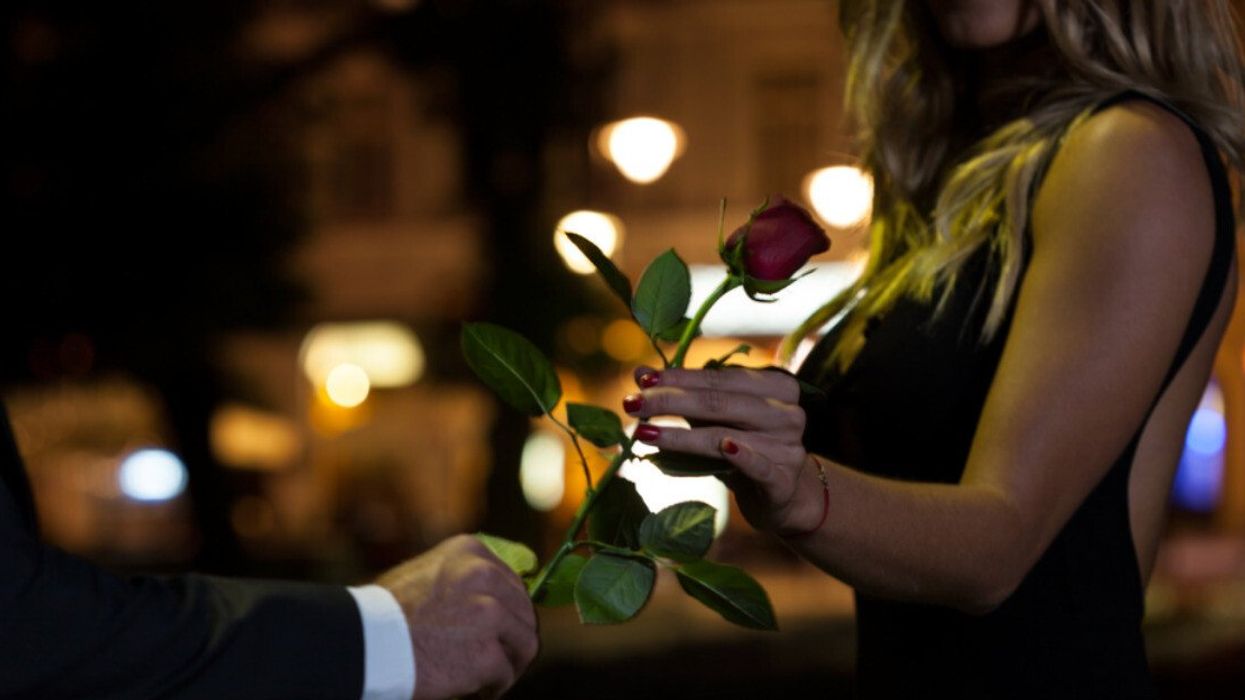 Femme recevant une fleur.