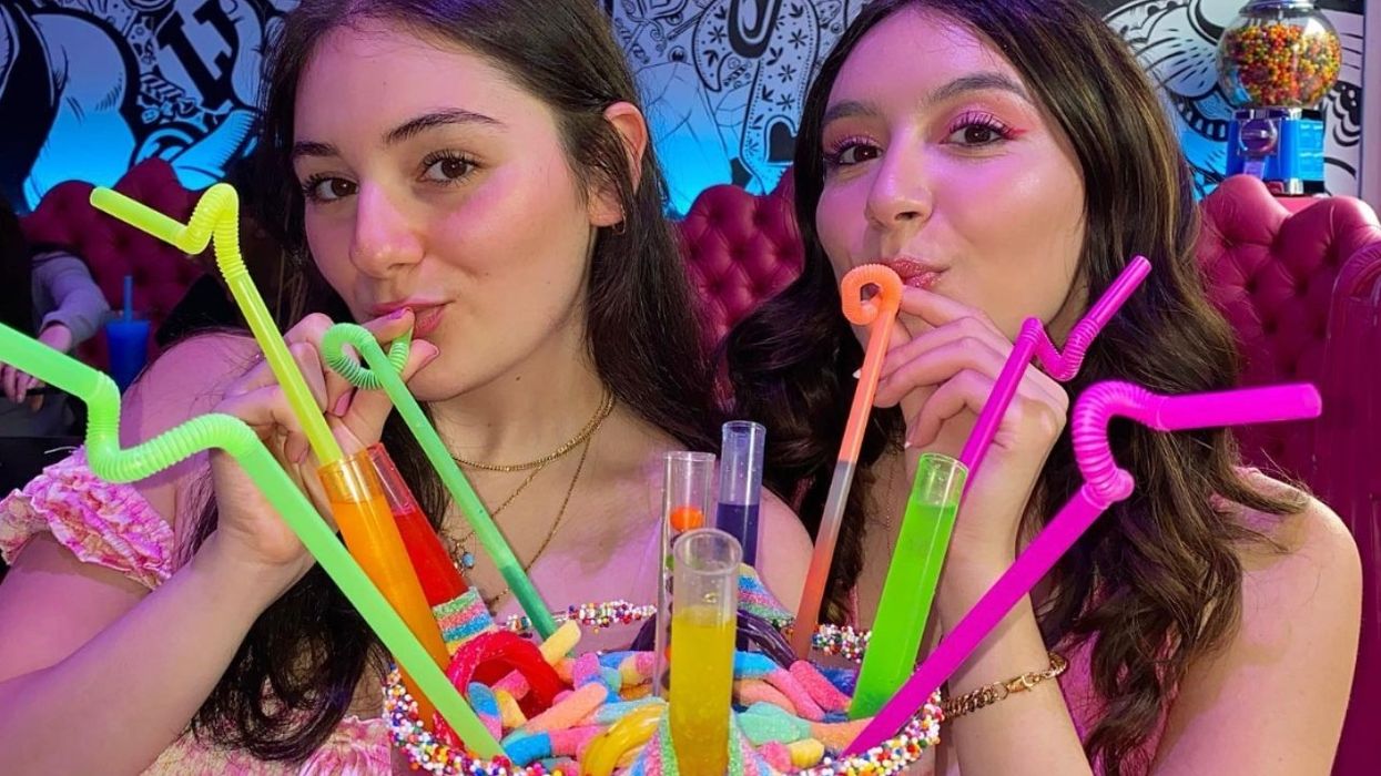 Femmes avec un cocktail du Candi bar.