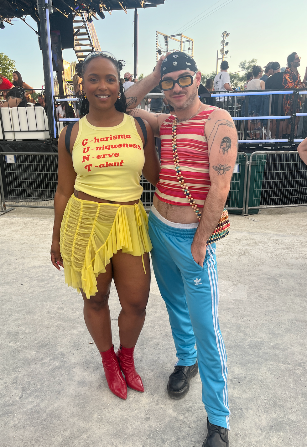 Festivali\u00e8re et festivalier \u00e0 Osheaga 2023.