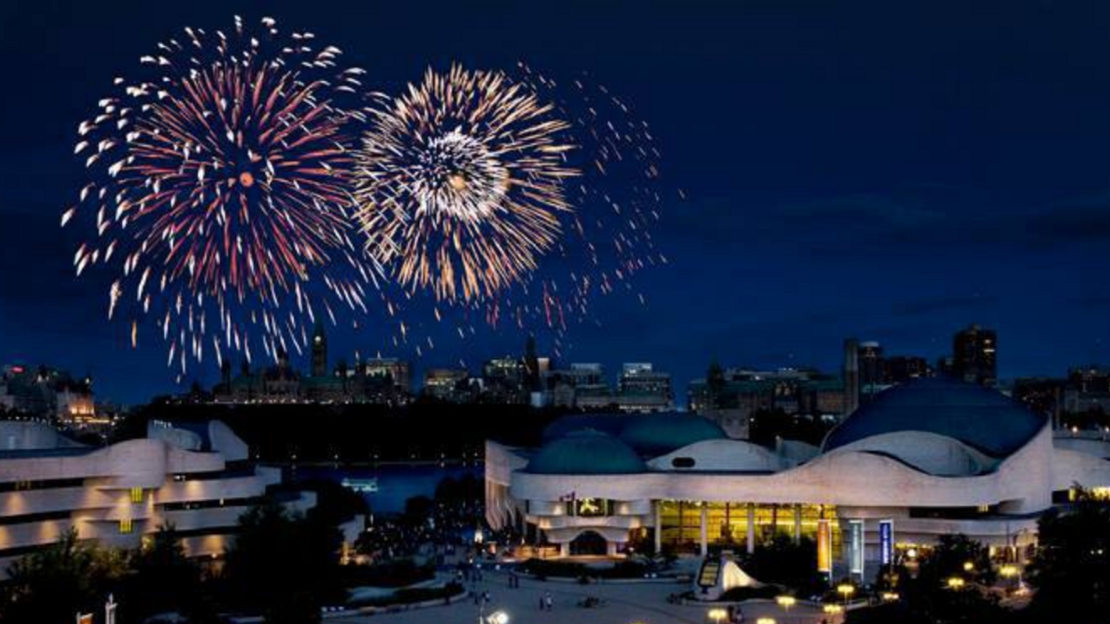Feux d'artifice au-dessus du Musée canadien de l'histoire.