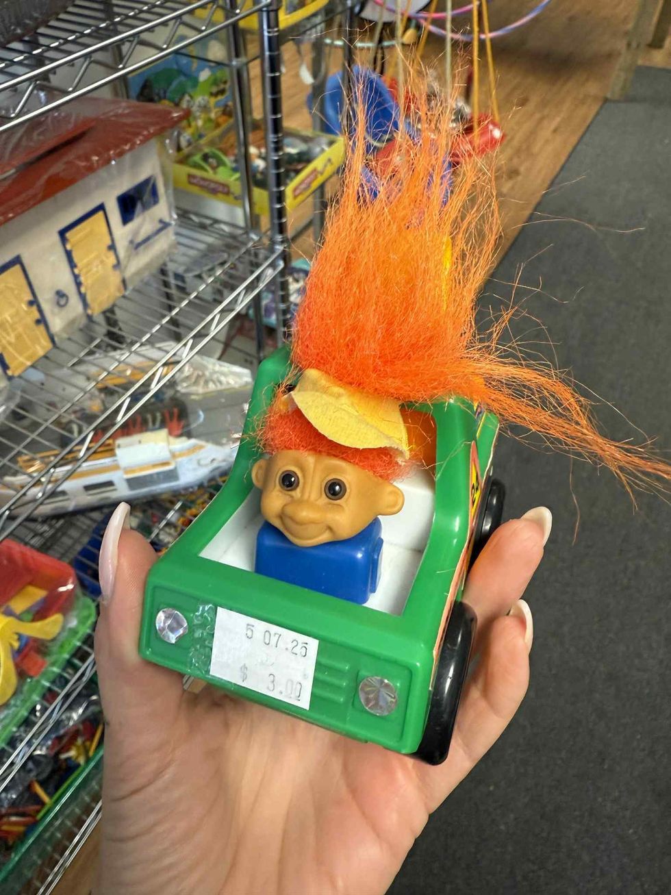 Figurine vintage Troll-on-the-Go en vente \u00e0 la boutique \u00e9ph\u00e9m\u00e8re D\u00e9panne TOUT.