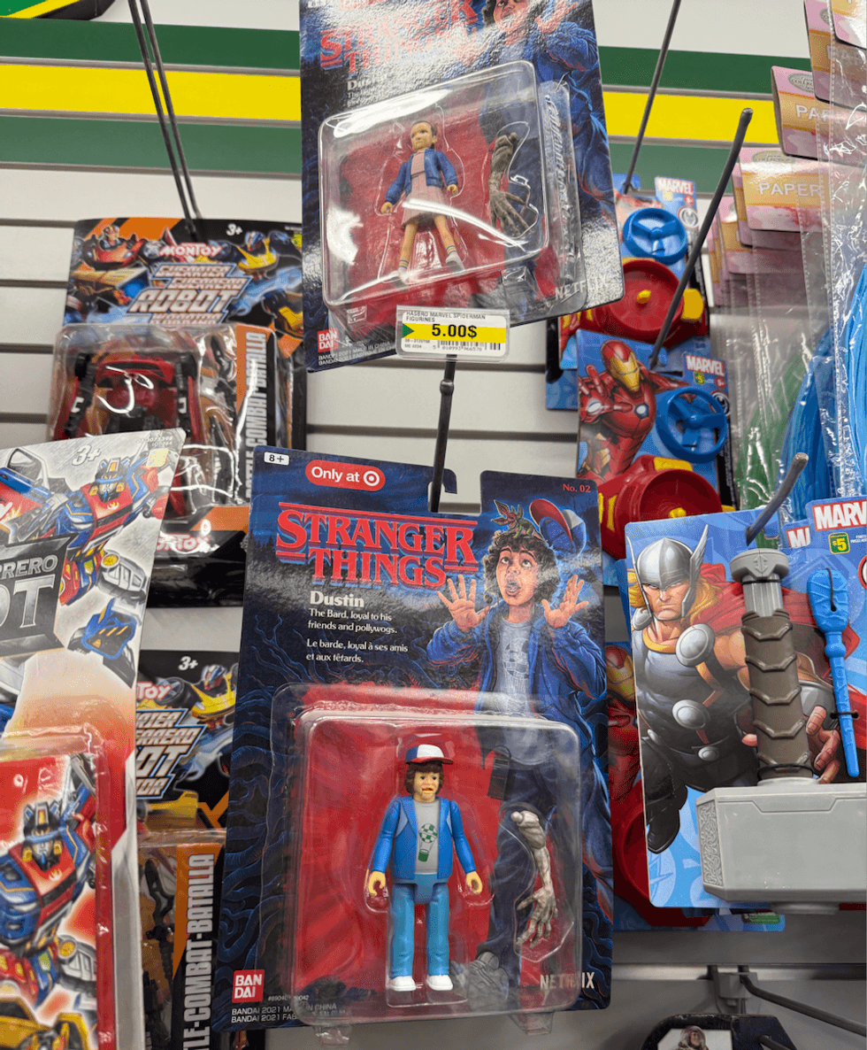 Figurines Stranger Things dans la section jouets au Dollarama.