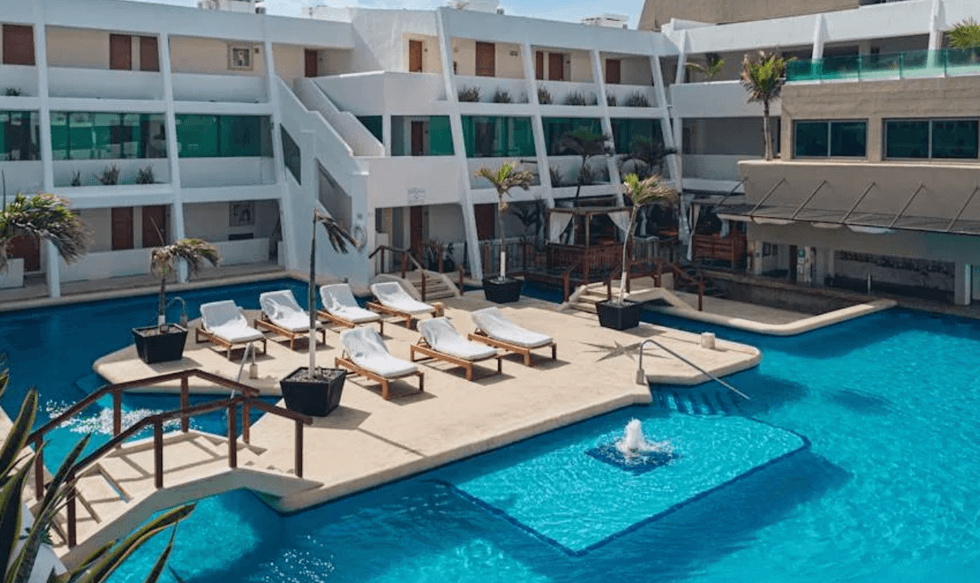 Flamingo Cancun Resort avec sa piscine face aux chambres \u00e0 Cancun.