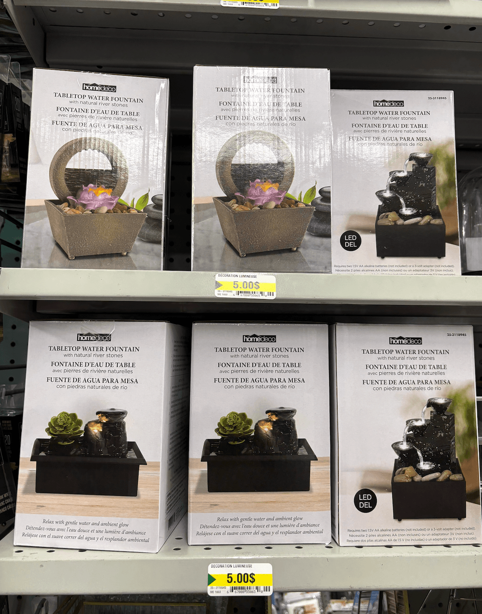 Fontaines d'eau de table sur les tablettes du Dollarama.