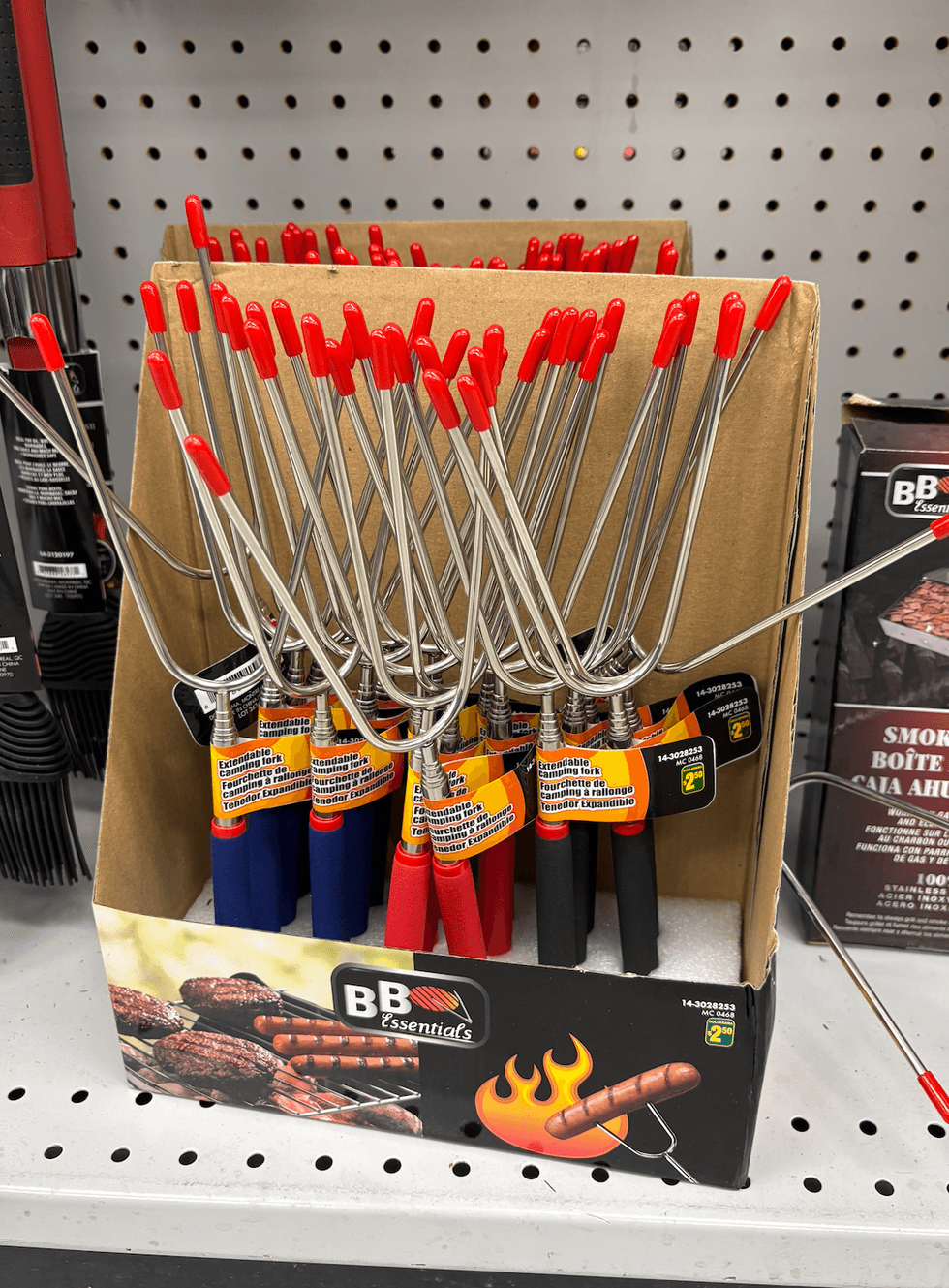 Fourchettes de camping \u00e0 rallonge sur une tablette du Dollarama.