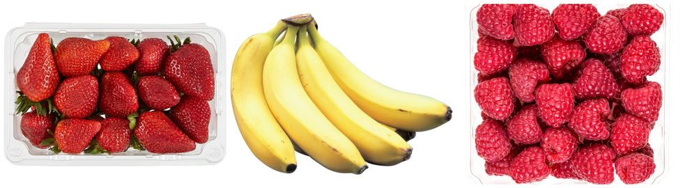 Fraises. Centre : Bananes. Droite : Framboises.