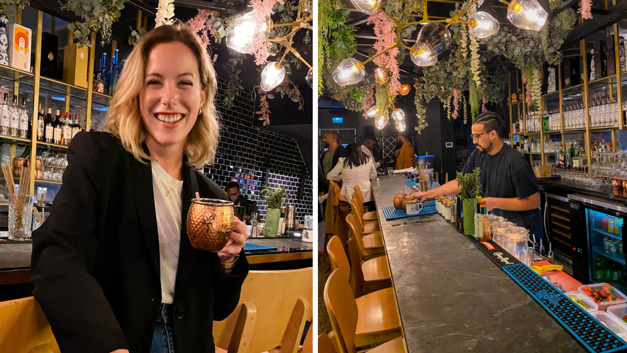 Françoise au bar du restaurant Tropikal. Droite : Barman.