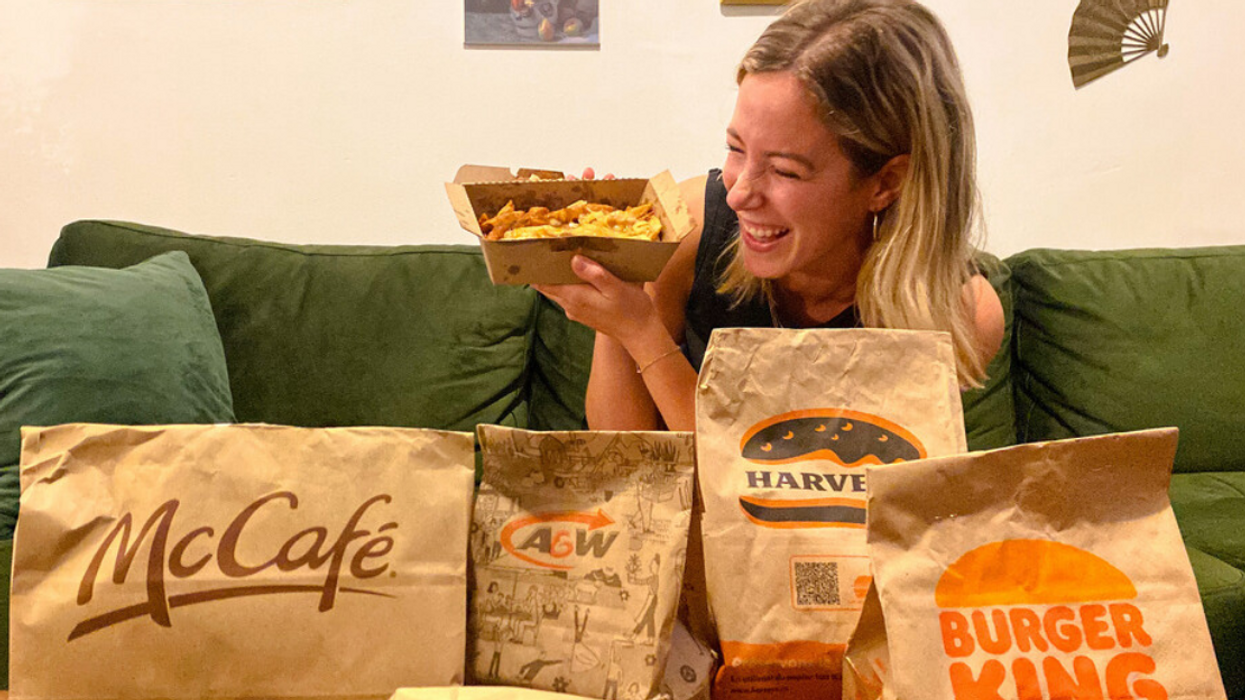 Françoise avec les 6 poutines.