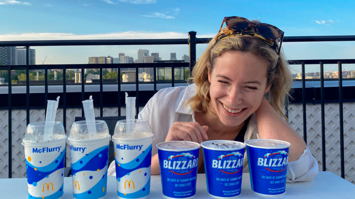 Françoise avec les six desserts glacés.