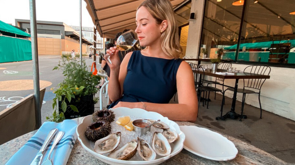 Françoise et un plateau de fruits de mer.