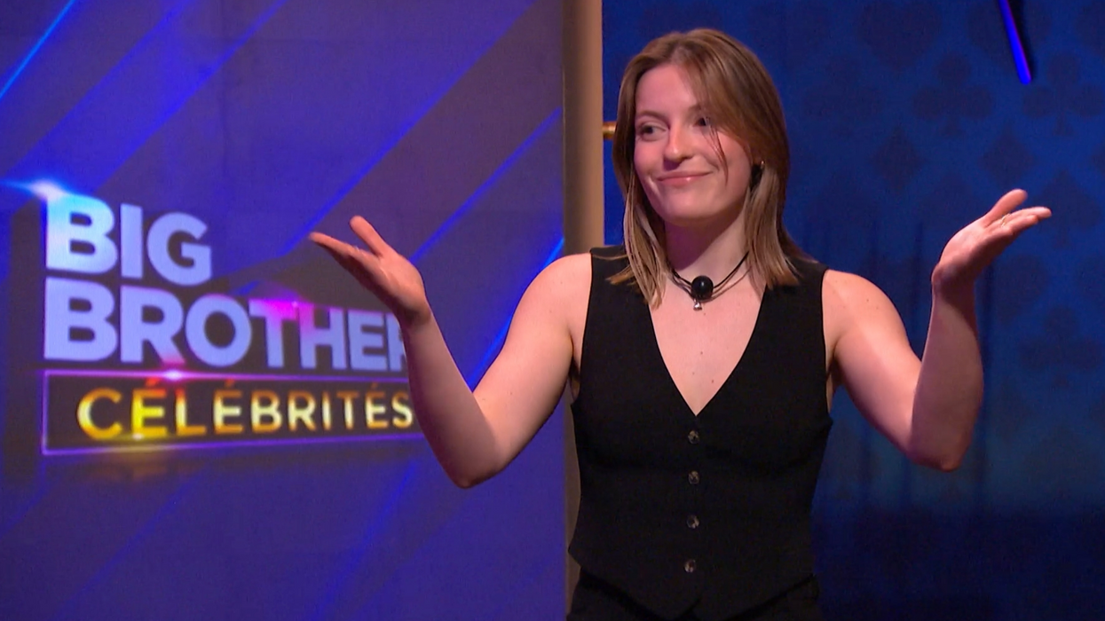 Frédérique Turgeon devant l'écran présentant le logo de Big Brother Célébrités.