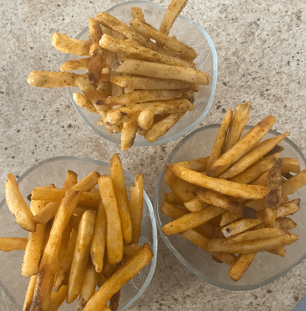 Frites McCain Les fermes Cavendish en haut, McCain en bas \u00e0 gauche et Compliments \u00e0 droite.