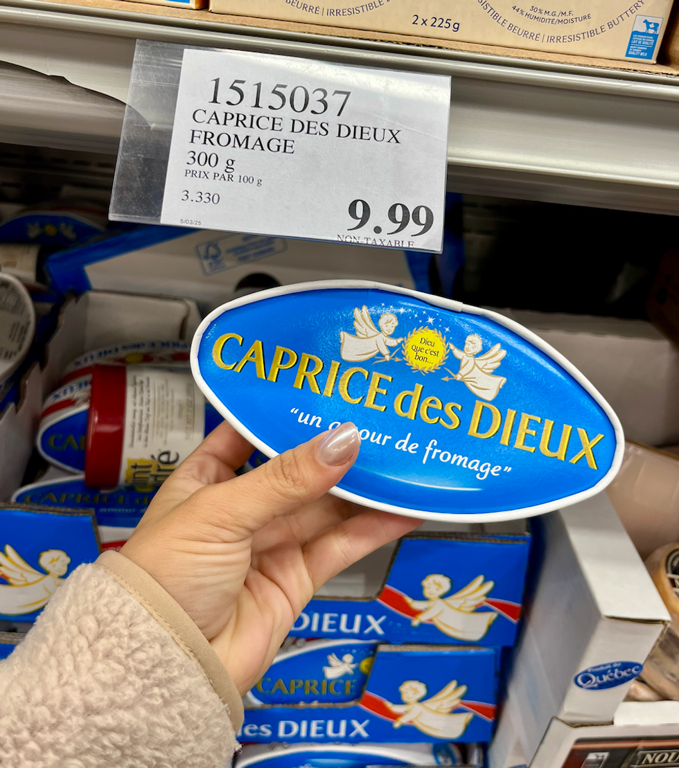 Fromage Caprice des Dieux dans une main au Costco.