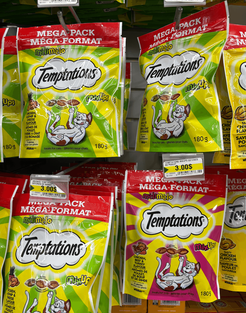 G\u00e2teries pour chats Temptations sur les \u00e9tag\u00e8res du Dollarama.
