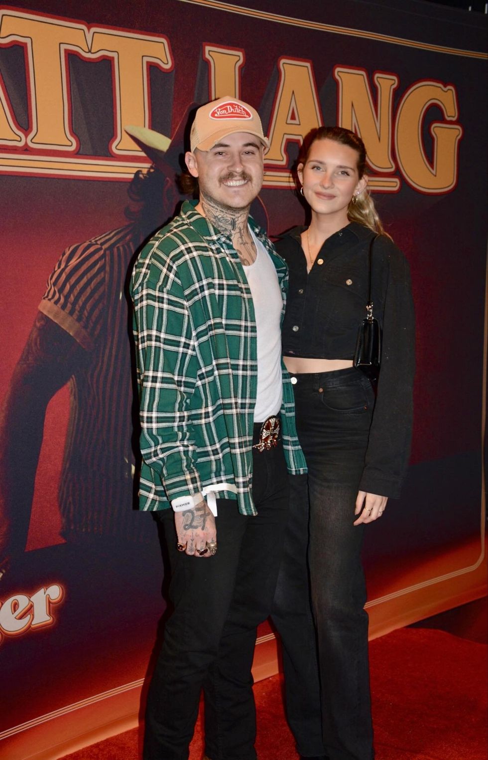 Gabriel Forest et sa conjointe sur le tapis rouge \u00e0 la premi\u00e8re de Matt Lang.