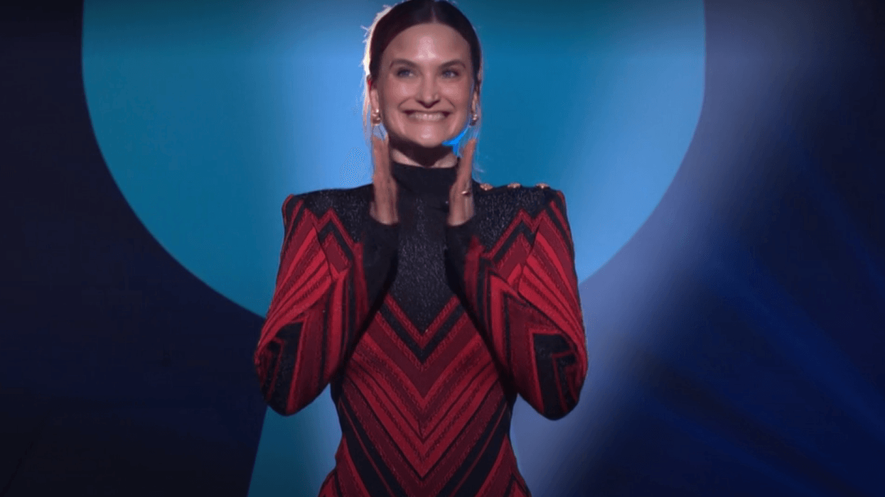 Gabrielle Côté porte une robe haute couture Balmain.