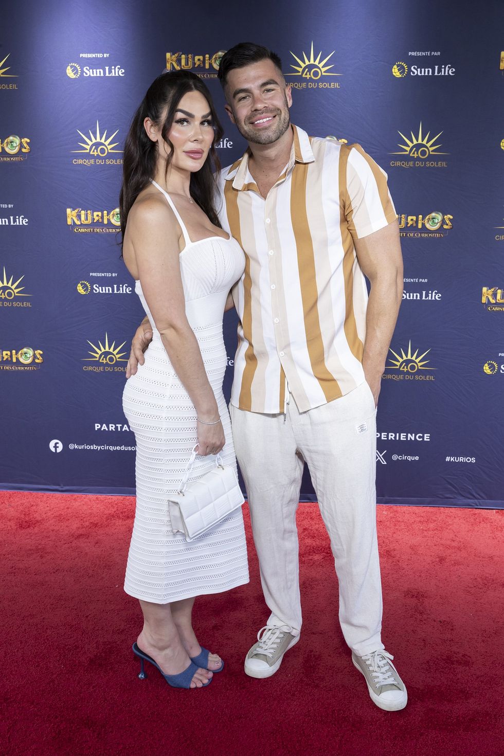 Gabrielle Marion et son fianc\u00e9, v\u00eatus de blanc, sur le tapis rouge de Kurios du Cirque du Soleil.