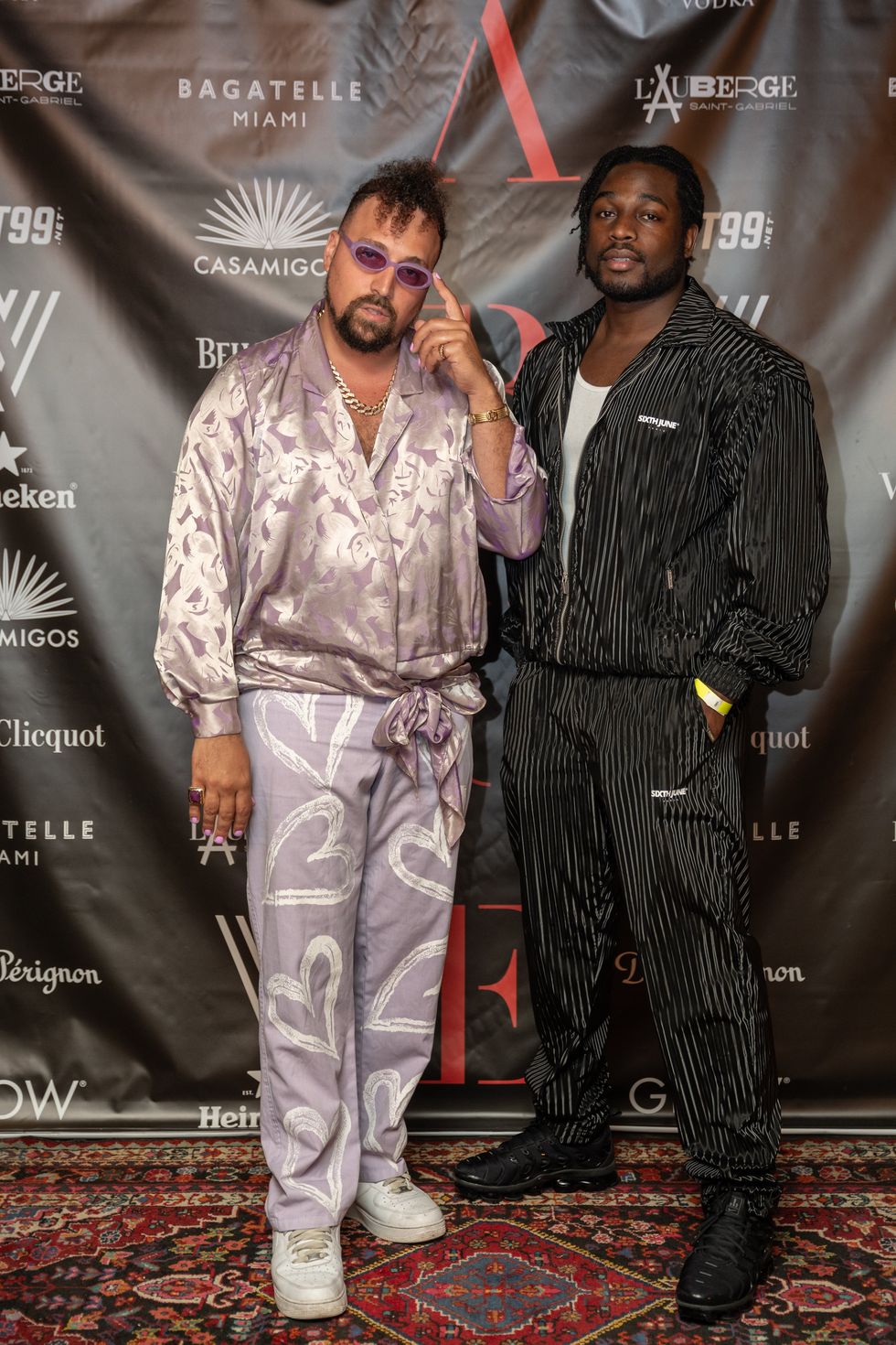 Gael Comtois et Anglesh Major au tapis rouge de L'Auberge Saint-Gabriel pour les festivit\u00e9s du Grand Prix de la F1.