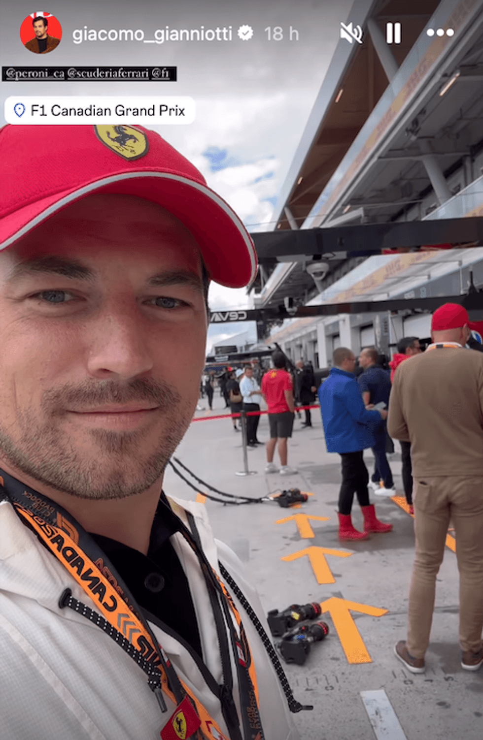 Giacomo Gianniotti au Grand Prix devant l'\u00e9curie Ferrari.