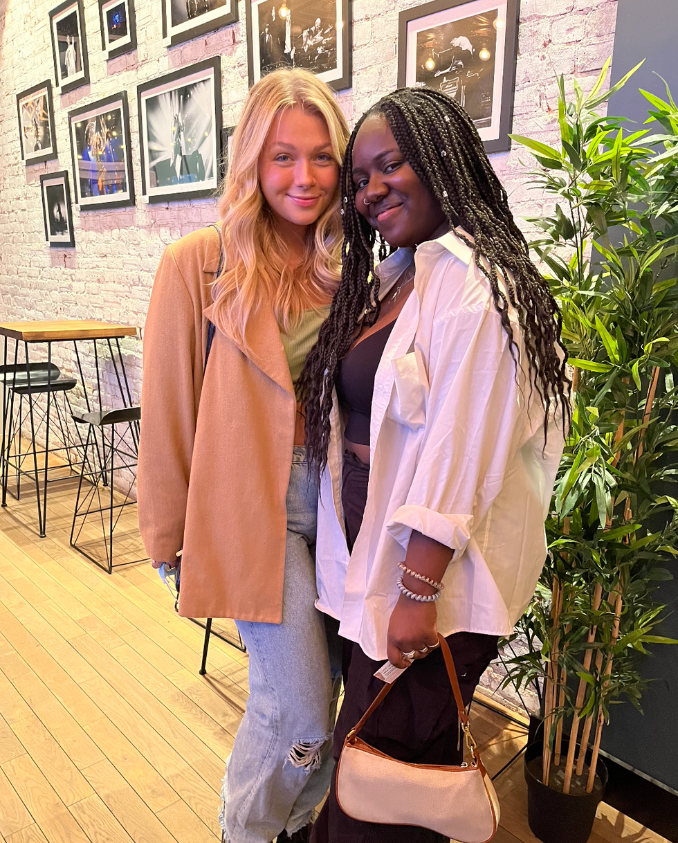 Gloria Bella et son amie.