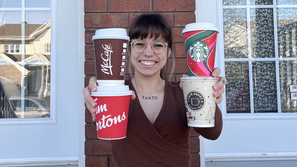 Gobelet du Starbucks, du Tim Hortons, du McDonald's et du Café Dépôt dans les mains de Laurie Forget.