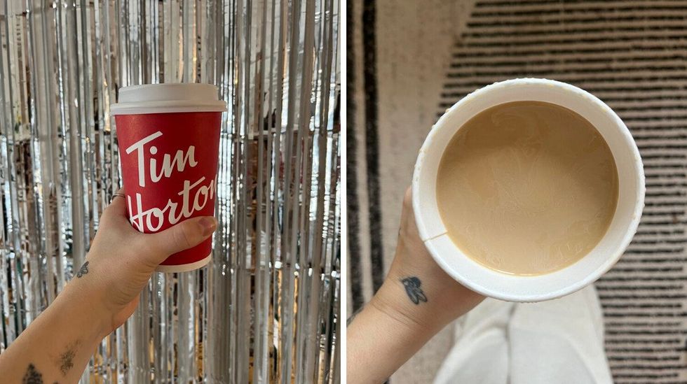 Gobelet Tim Hortons devant mur argent\u00e9. droite : caf\u00e9 \u00e0 la cr\u00e8me Baileys du tim hortons vu d'en haut