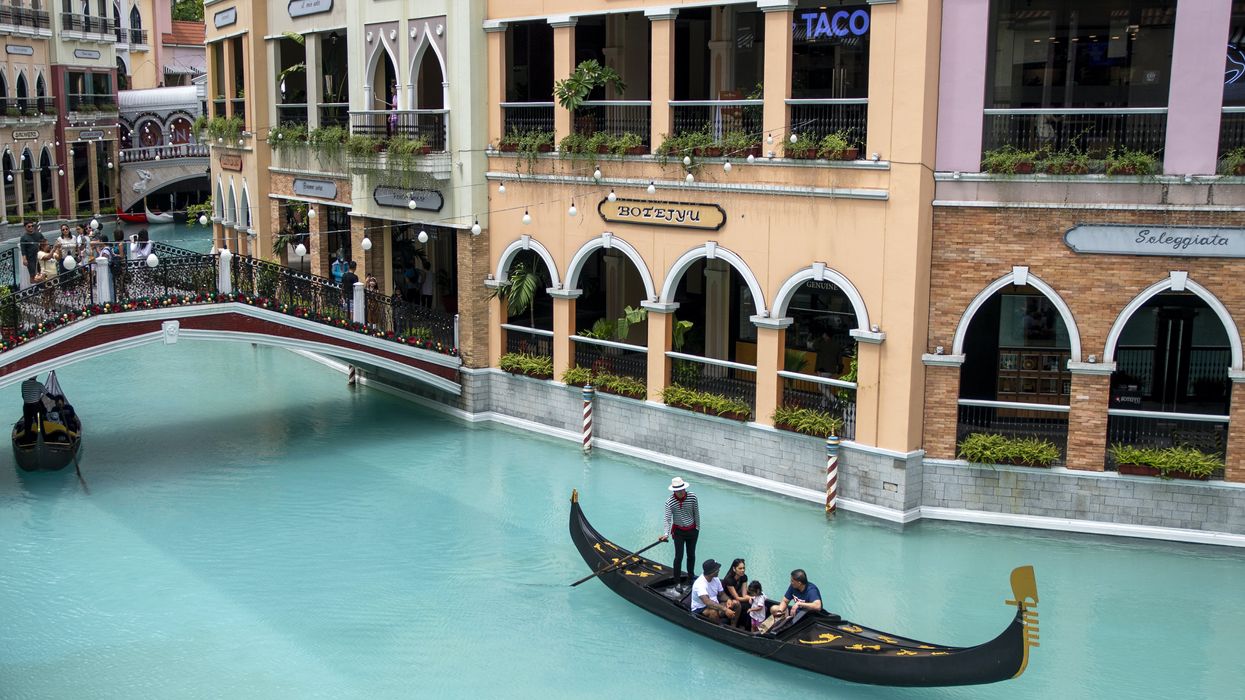 Gondoles transportant des touristes au centre commercial Venice Grand Canal Mall, Manille, Philippines.