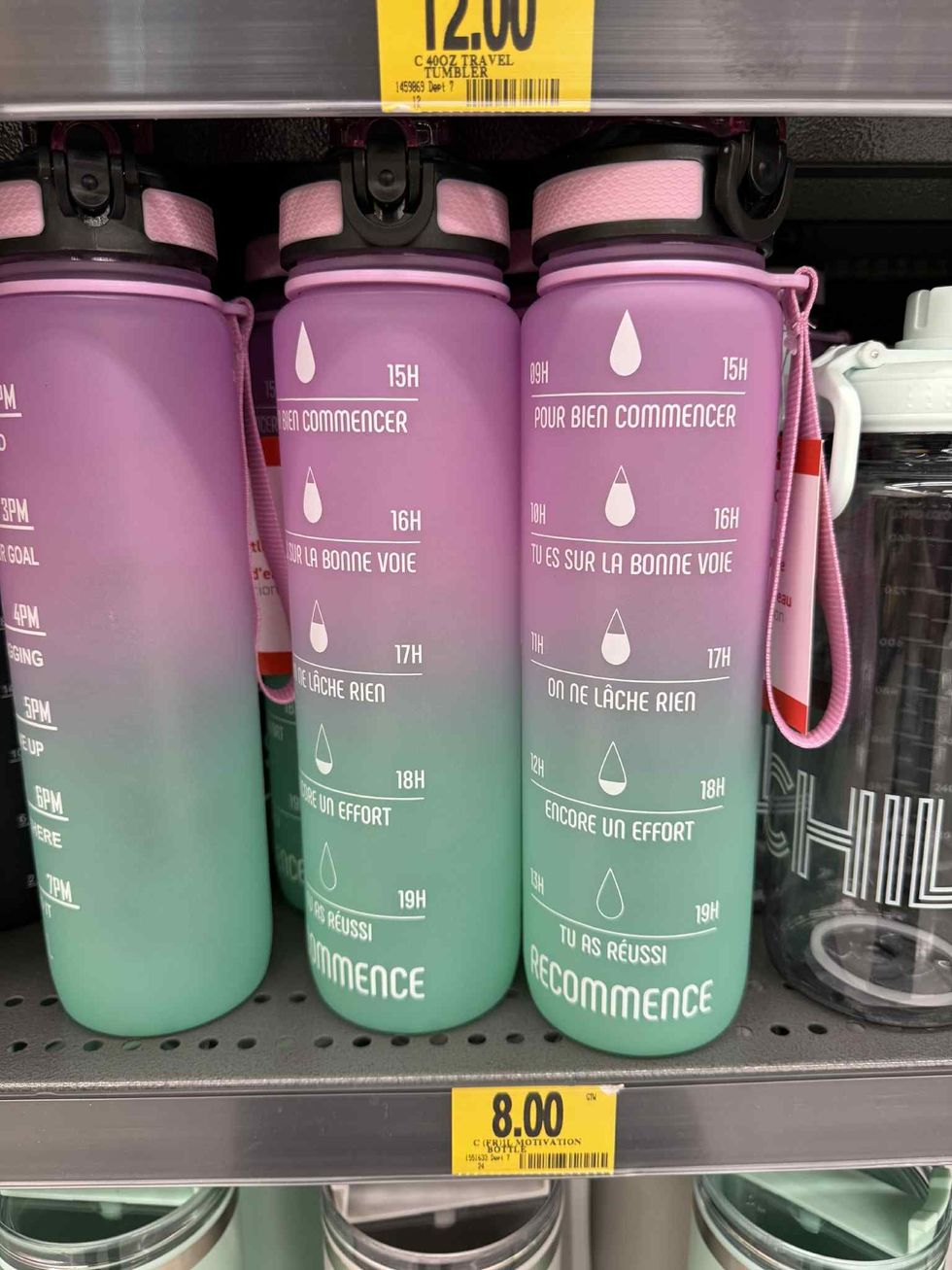 Gourde d'eau gradu\u00e9e pour encourager la consommation d'eau en vente chez Tigre G\u00e9ant pour 8 $.