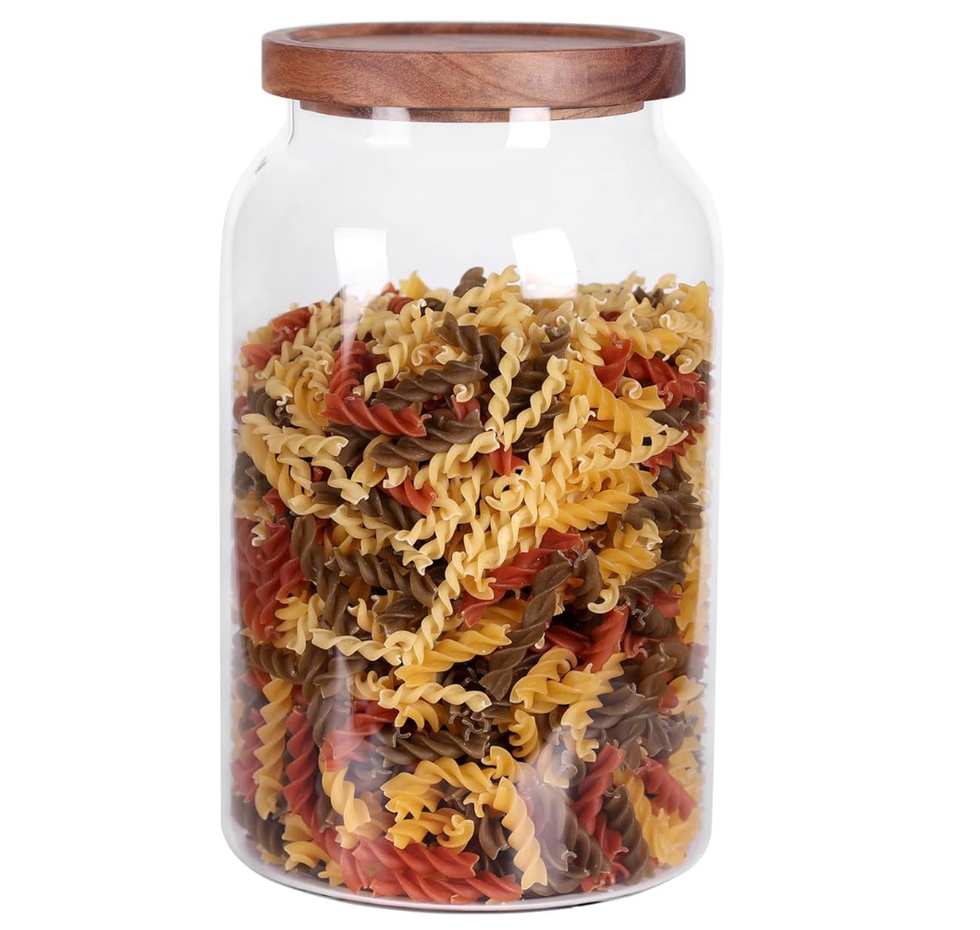 Grand bocal en verre avec couvercle en bois pour rangement cuisine.