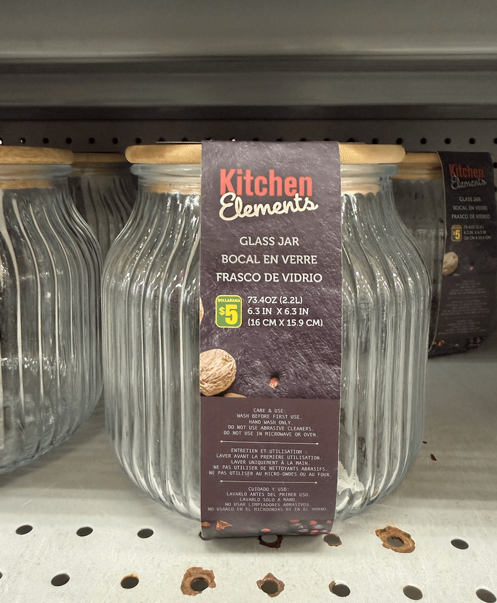 Grand bocal en verre textur\u00e9 avec couvercle en bois vendu au Dollarama.