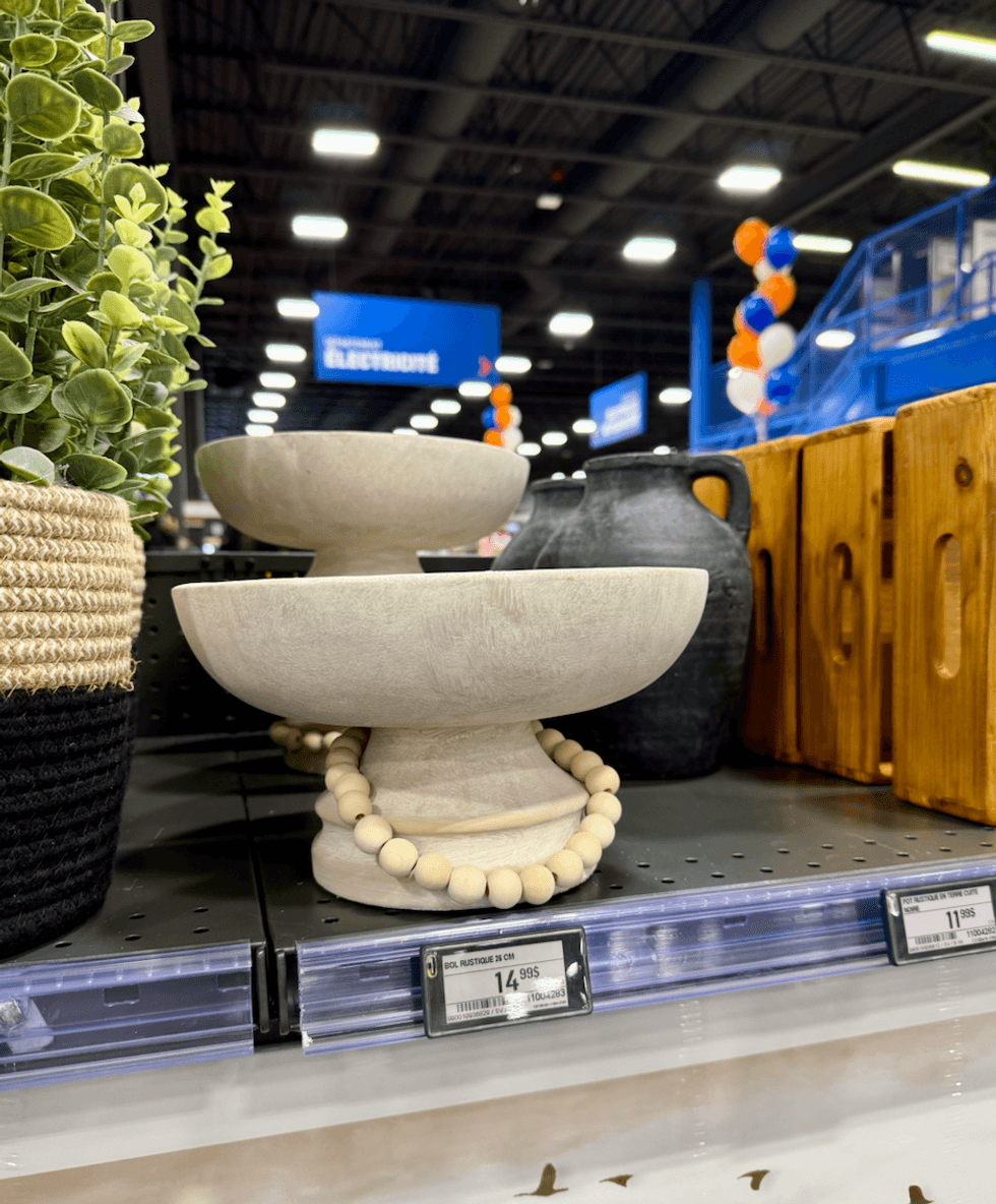 Grand bol d\u00e9coratif rustique beige avec perles en bois en magasin au Canac.