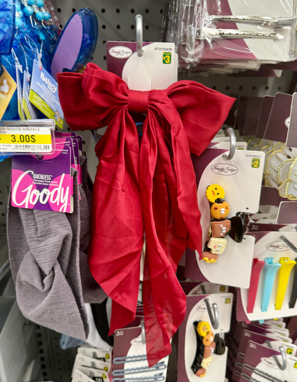 Grande boucle rouge d\u00e9corative pour les cheveux vendue au Dollarama.