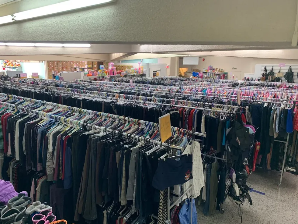 Grande s\u00e9lection de v\u00eatements, jouets et accessoires en vente \u00e0 la Friperie Bois-des-Filion.