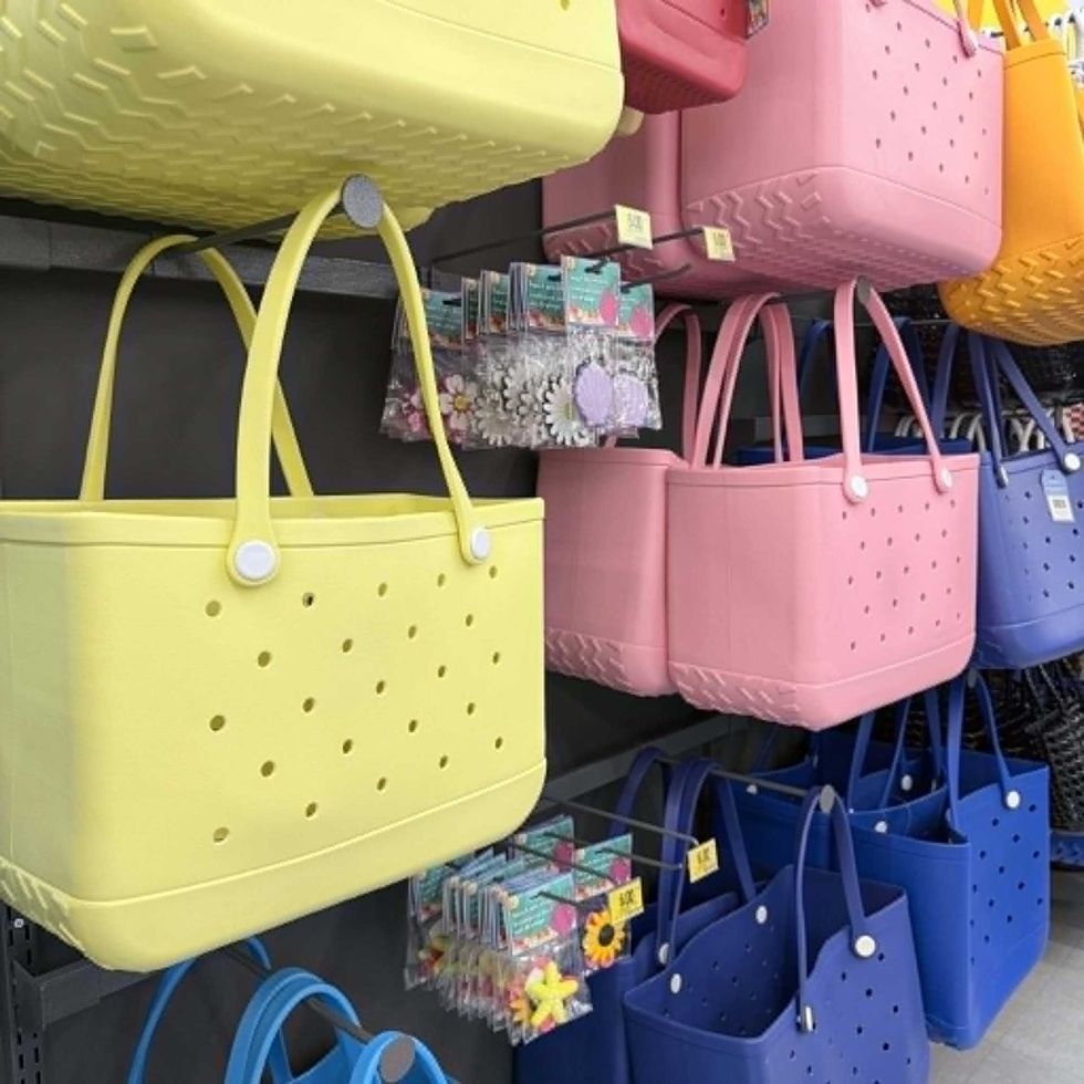 Grands sacs fourre-tout en vente au Tigre G\u00e9ant en rose, jaune, bleu et marine.
