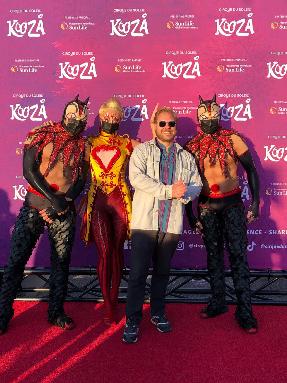 Guillaume Lambert avec trois artistes du Cirque du Soleil.