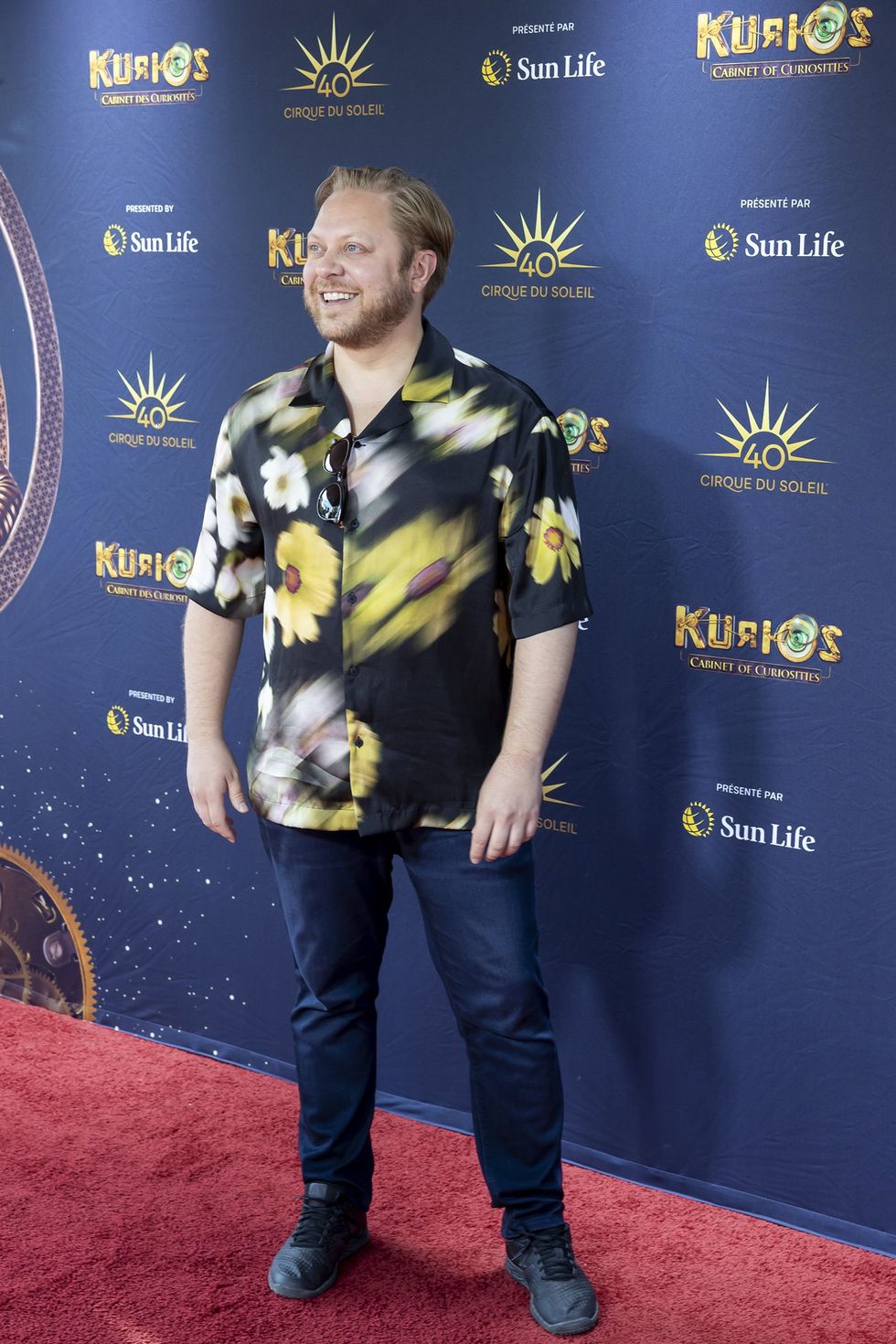 Guillaume Lambert dans une chemise \u00e0 fleurs sur le tapis rouge de Kurios du Cirque du Soleil.