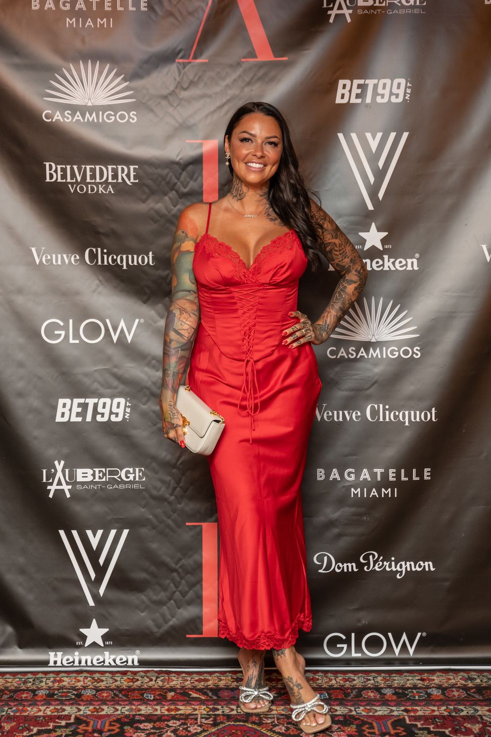 H\u00e9l\u00e8ne Boudreau au tapis rouge de L'Auberge Saint-Gabriel pour les festivit\u00e9s du Grand Prix de la F1.