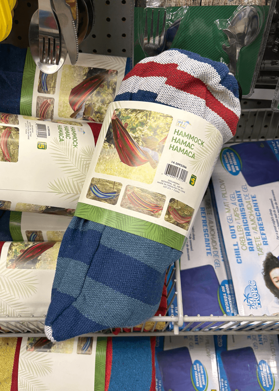 Hamac sur les tablettes du Dollarama.