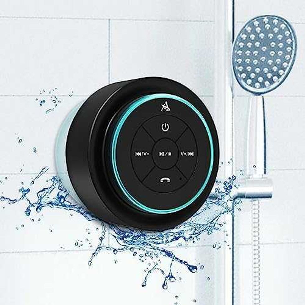 Haut-parleur Bluetooth certifi\u00e9 IPX7 avec ventouse, clip de fixation et jusqu\u2019\u00e0 12 heures d\u2019autonomie \u00e0 vendre sur Amazon Canada.