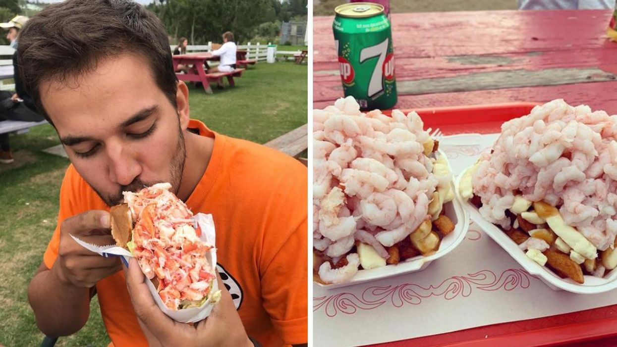 Homme qui mange une guedille au homard. Poutine aux crevettes de la cantine Ste-Flavie.