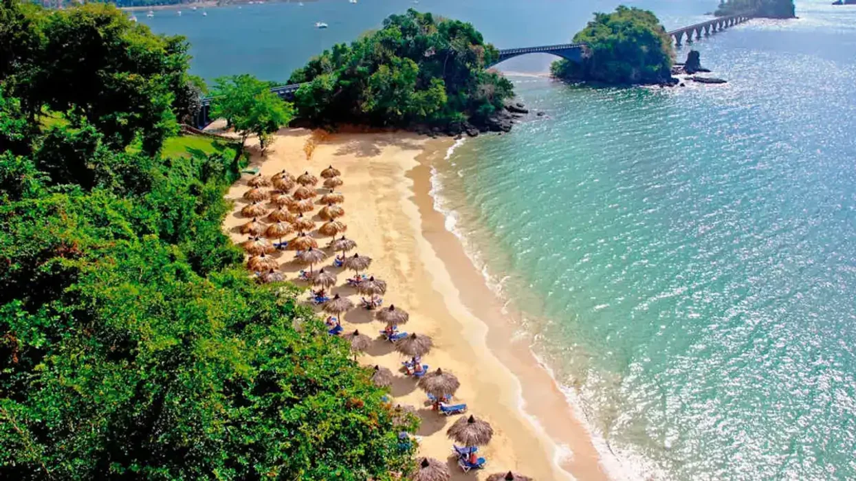Hôtel en bord de mer perché sur une colline verdoyante avec plage et eau turquoise en contrebas au Eurostars Grand Cayacoa.