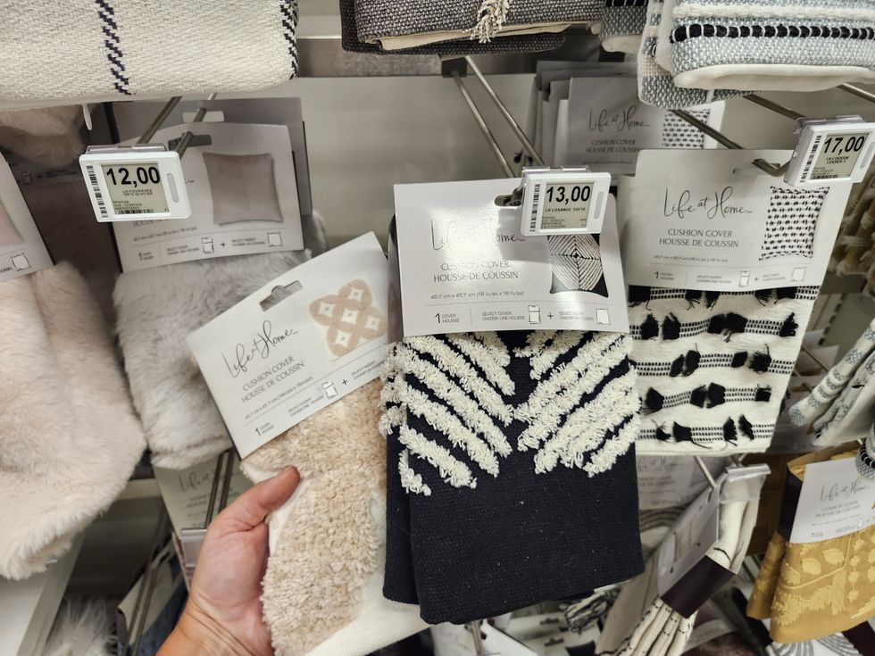 Housses de coussin aux styles vari\u00e9s.