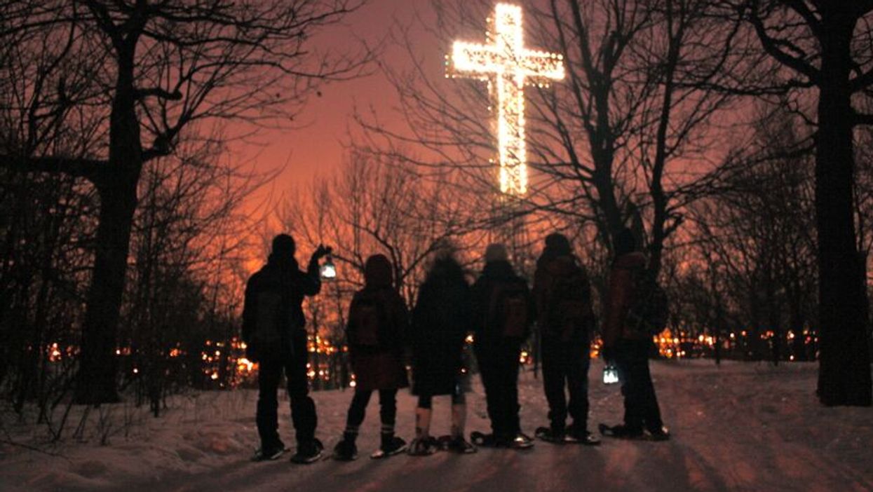 La raquette de nuit sur le Mont-Royal est ce que tu dois essayer maintenant